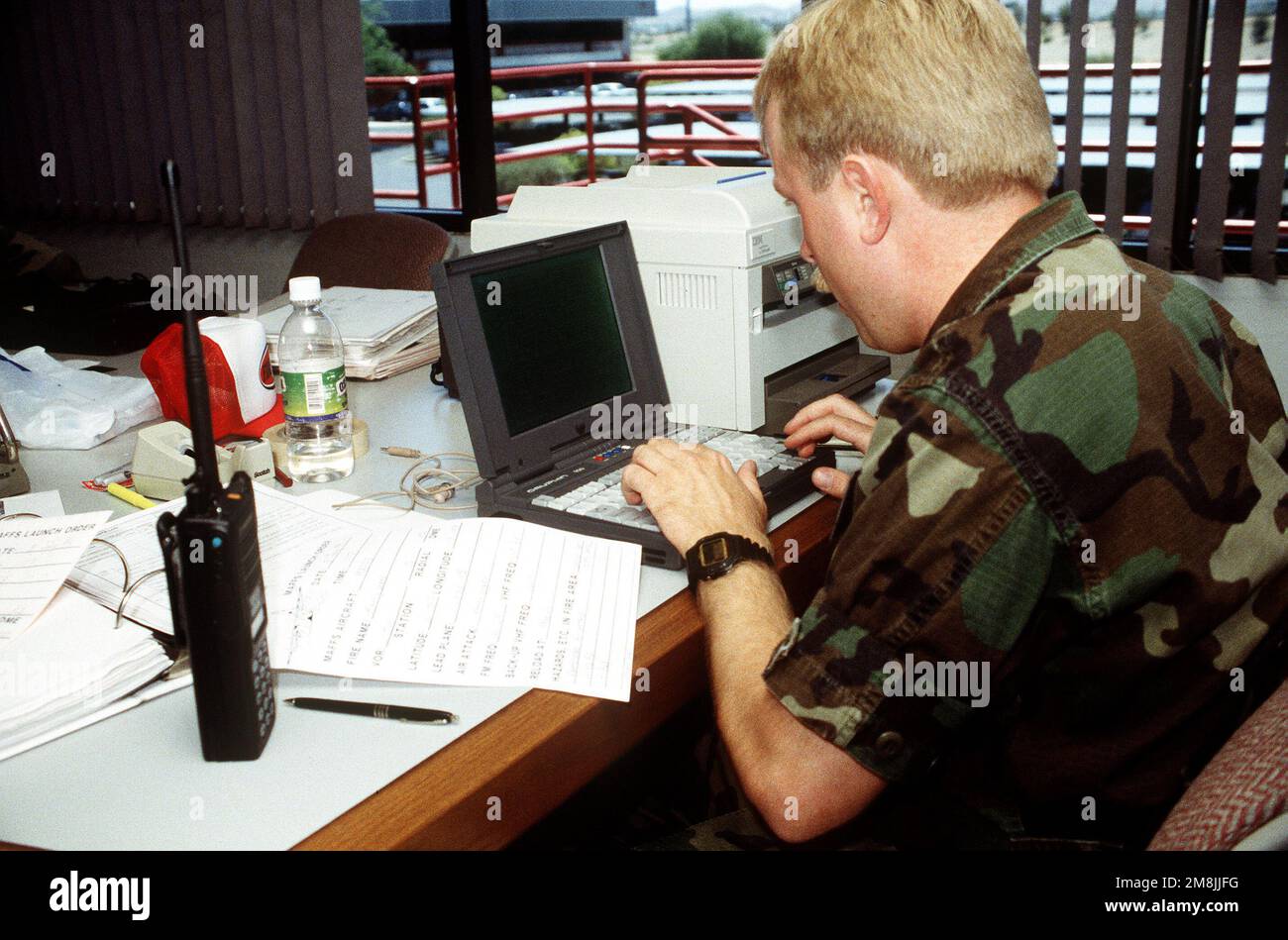 PERSONNEL SGT. Robert Zink, 115th escadron de transport aérien, prépare les ordres de lancement pour chaque équipage. Les ordres donnent aux pilotes les coordonnées de tir, les fréquences radio et le contact avec les pilotes avant chaque vol. État: Arizona (AZ) pays: Etats-Unis d'Amérique (USA) Banque D'Images