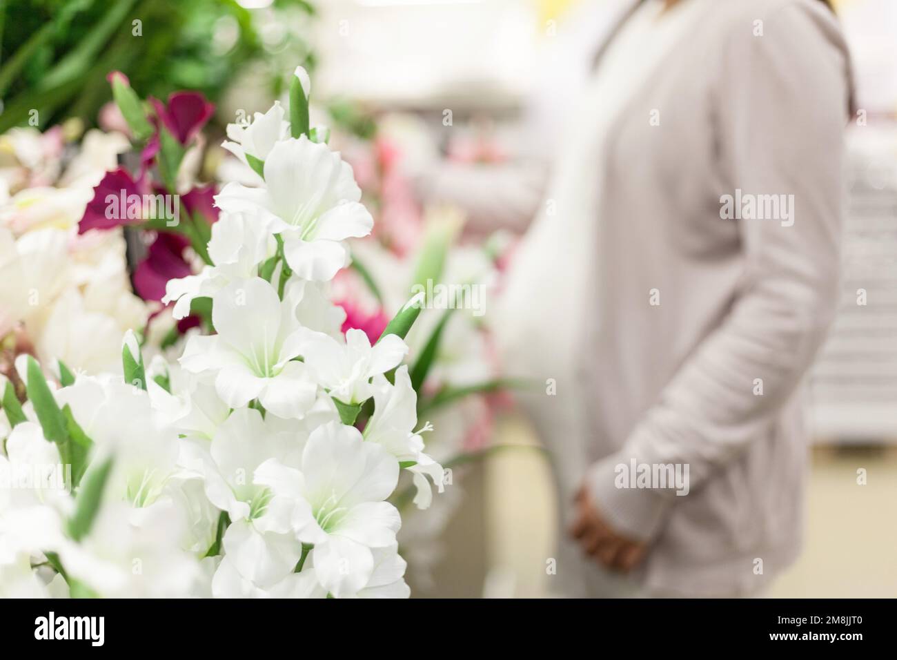 Femmes enceintes pour acheter des fleurs Banque D'Images