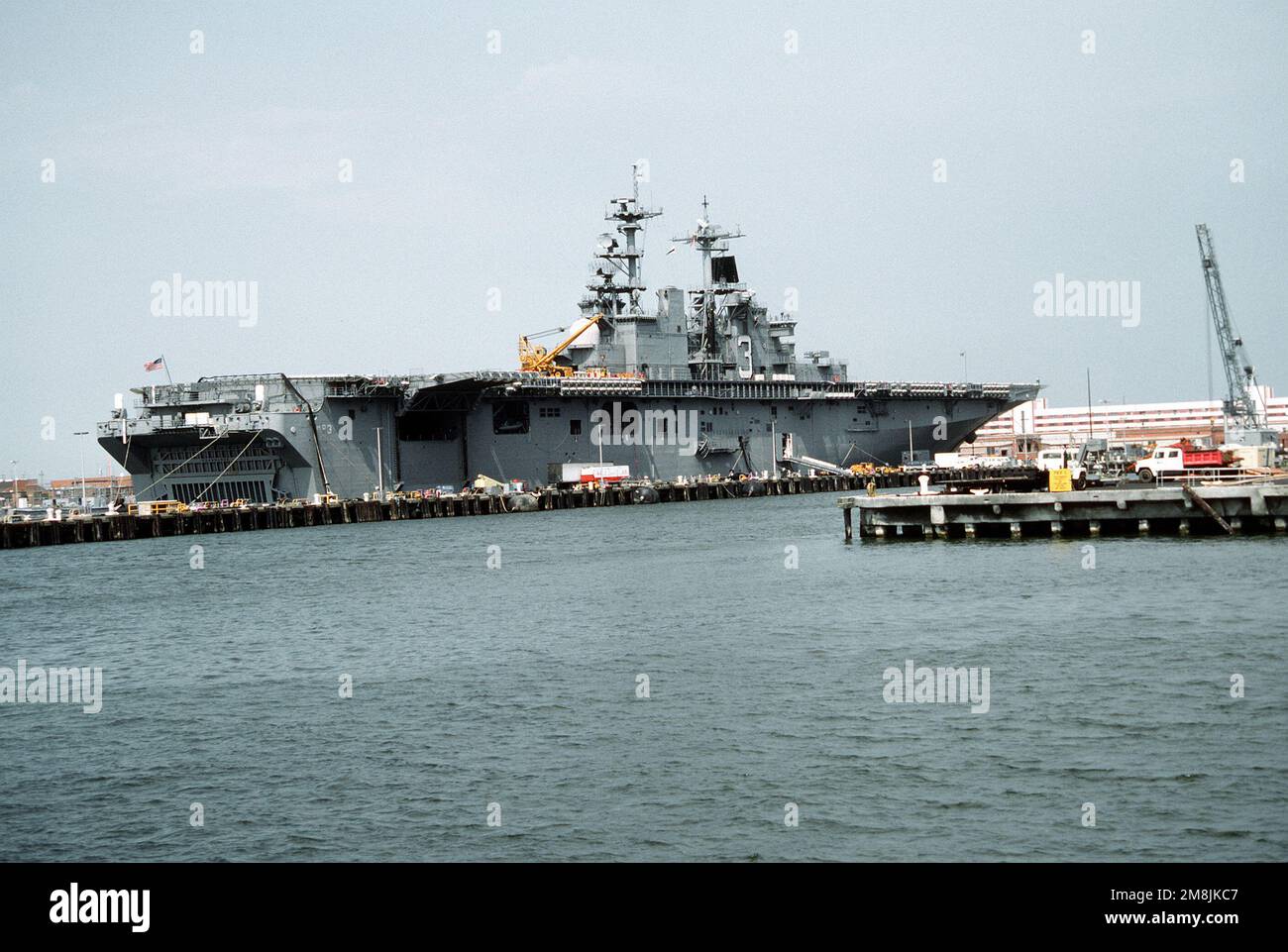 Vue à tribord du navire d'assaut amphibie USS KEARsage (LHD-3), fixé sur le côté nord de l'embarcadère 9 à la station navale de Norfolk. Base: Hampton roadstead État: Virginie (va) pays: Etats-Unis d'Amérique (USA) Banque D'Images
