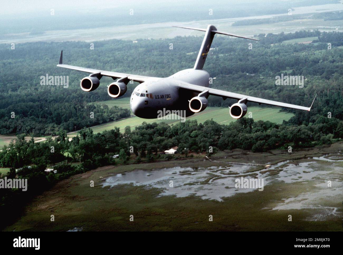Vue aérienne d'un C-17 Globemaster III du 17th Airlift Squadron, 437th Air Wing, Charleston Air Force base, Caroline du Sud, qui vole le long de la côte. Base: Charleston État: Caroline du Sud (SC) pays: Etats-Unis d'Amérique (USA) Banque D'Images