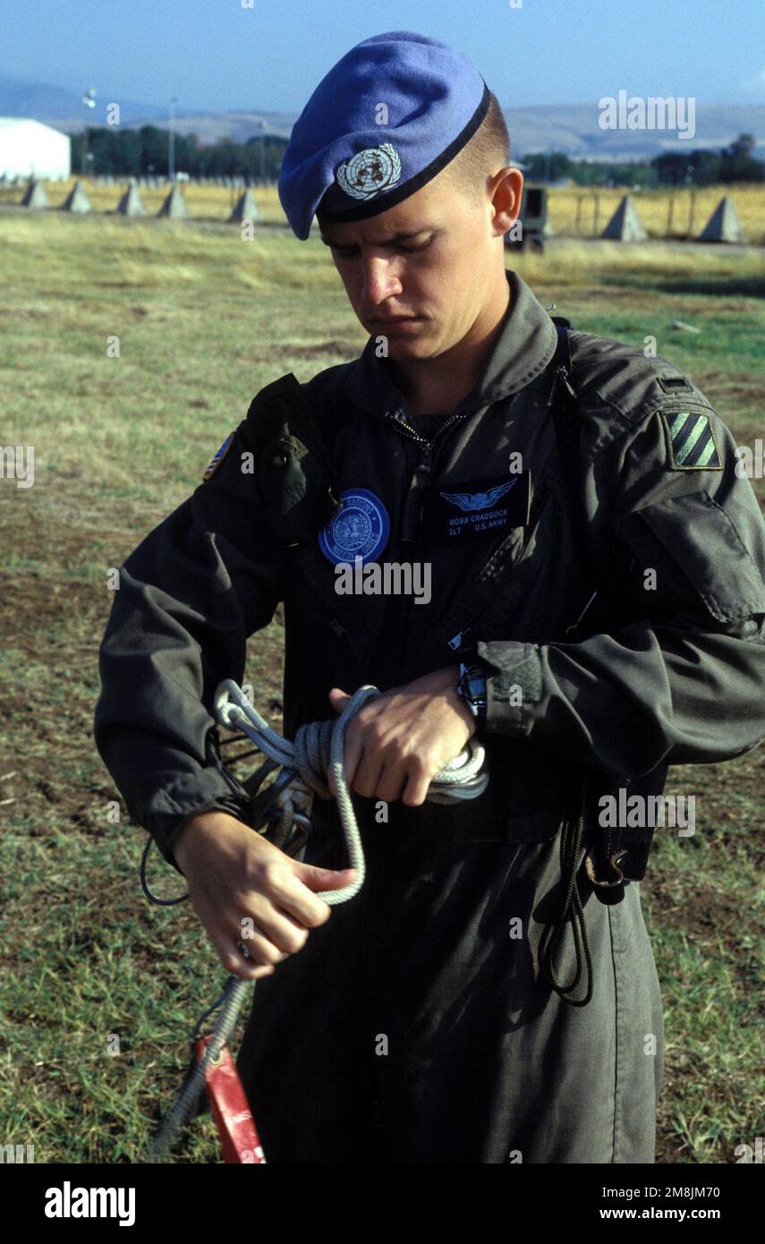 LT. Robb Craddock, copilote, armée américaine, Compagnie A, 7th Bataillon, 1st Aviation Regiment, 4th Brigade, 3rd Infantry Division, Katterbach, Allemagne, Aide à contrôler l'hélicoptère UH-60 Blackhawk pour une mission au Camp able Sentry II Objet opération/série: FOURNIR UNE BASE PROMISE: Skopje pays: Macédoine (MKD) Banque D'Images