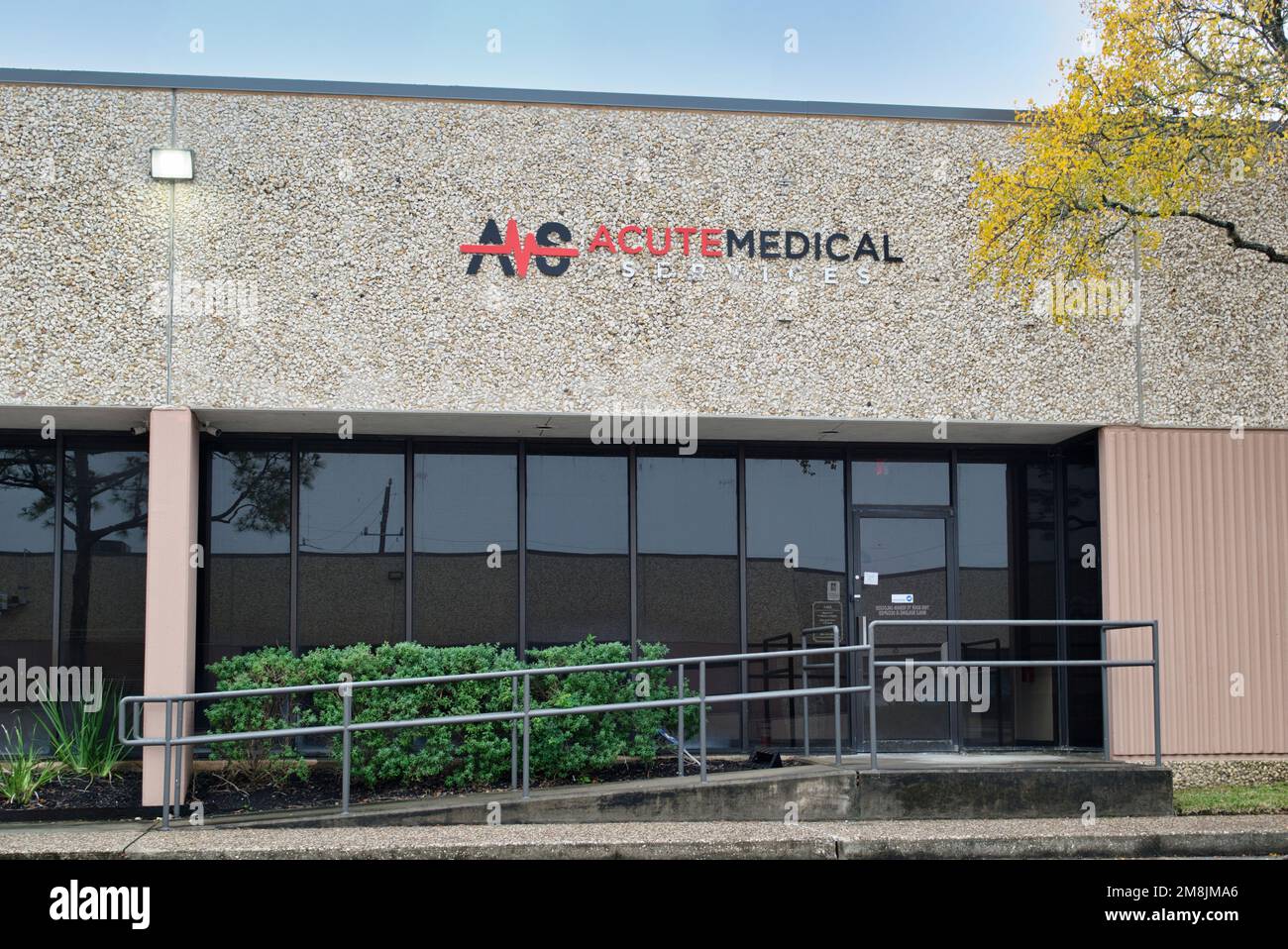 Houston, Texas États-Unis 11-24-2022: AMS aigu Medical Services bâtiment extérieur de bureau à Houston, TX. Soins de santé et transport ambulancier. Banque D'Images Houston, Texas États-Unis 11-24-2022: AMS aigu Medical Services bâtiment extérieur de bureau à Houston, TX. Soins de santé et transport ambulancier. Banque D'Images