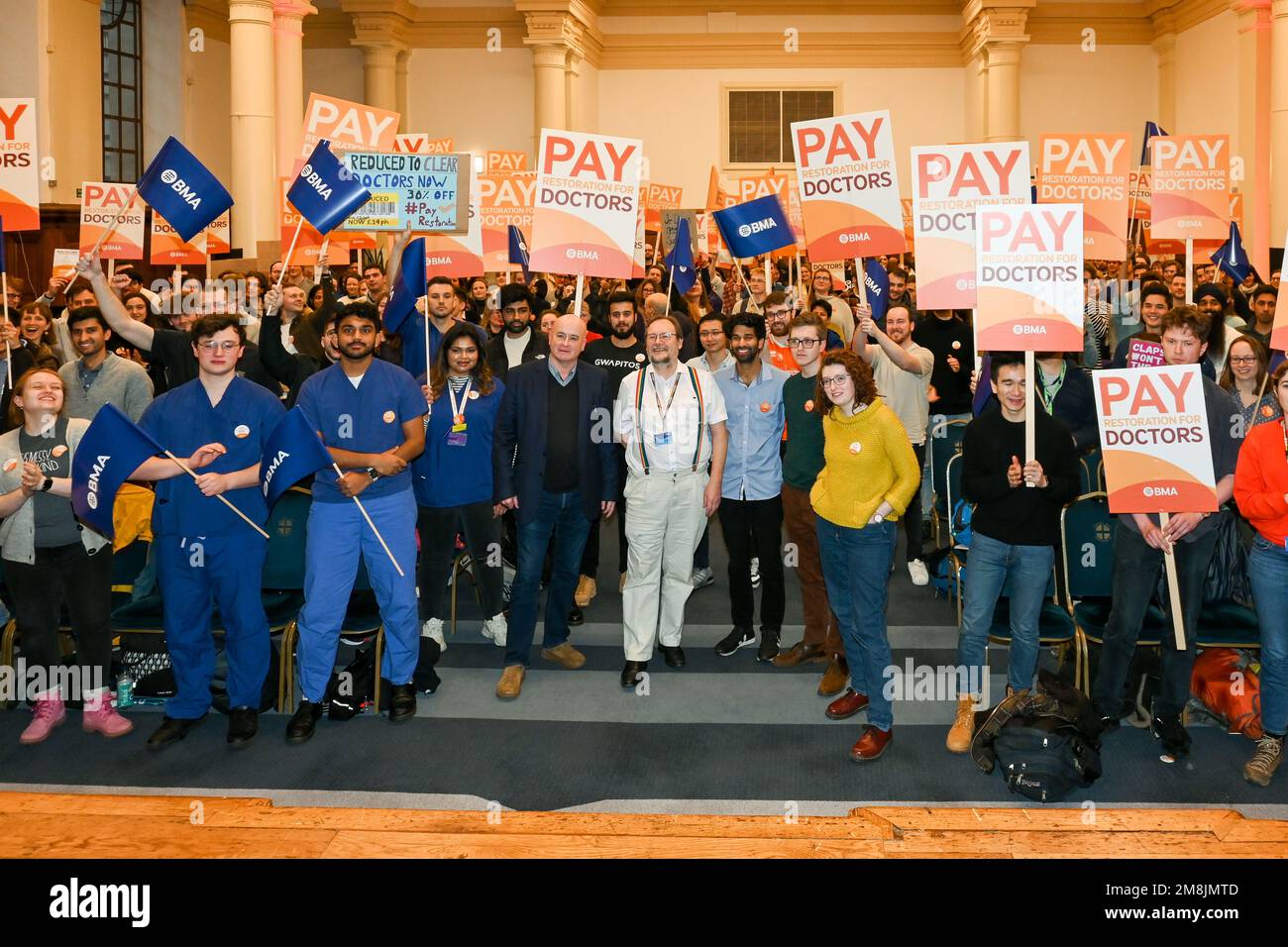 Londres, Royaume-Uni. 14 janvier 2023. Le Comité des médecins juniors de BMA au Royaume-Uni organise un rassemblement pour la restauration des salaires au Central Hall Westminster. Crédit : voir Li/Picture Capital/Alamy Live News Banque D'Images