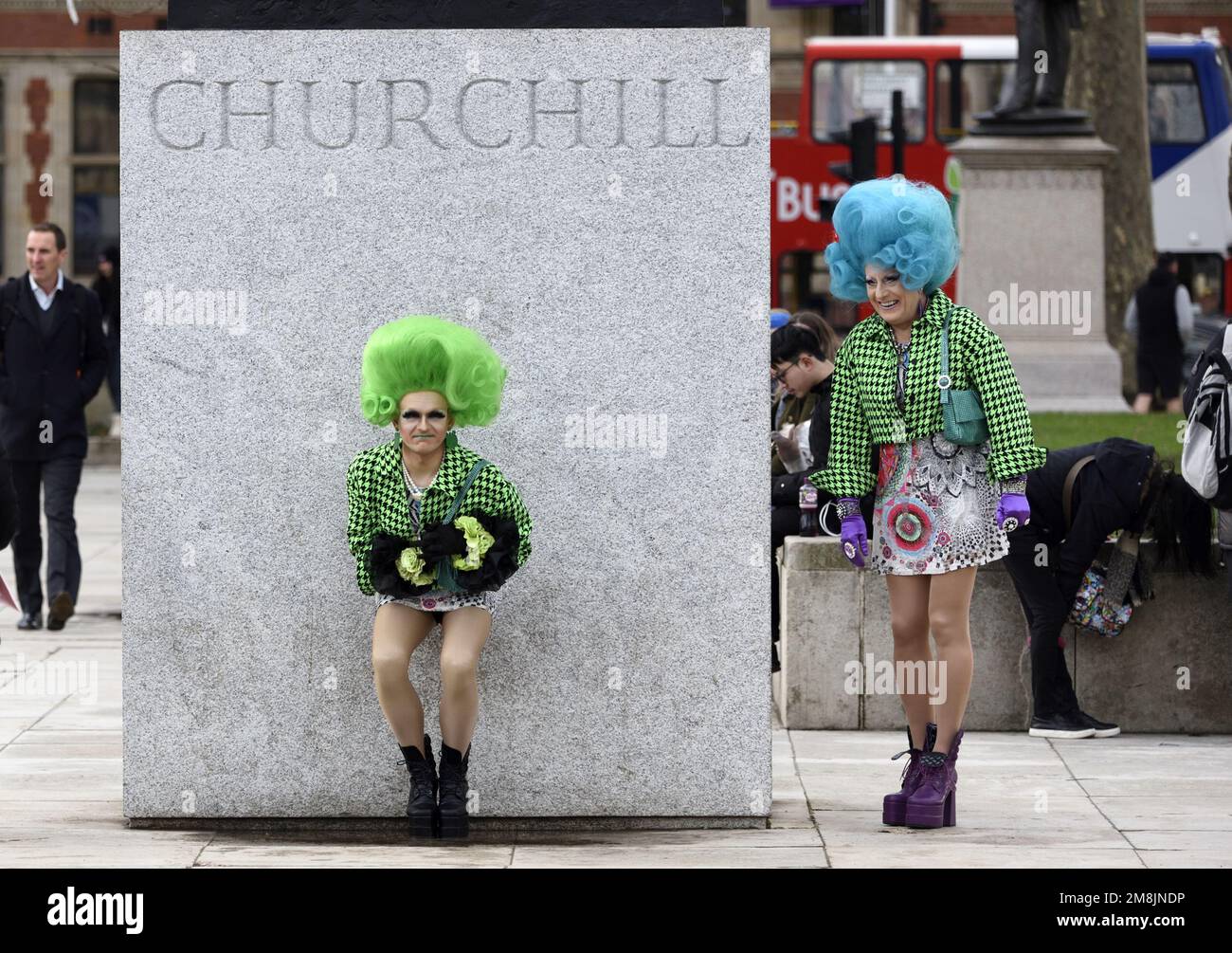 Londres, Angleterre, Royaume-Uni. Deux hommes d'âge moyen vêtus de femmes, près de la statue de Winston Churchill sur la place du Parlement Banque D'Images