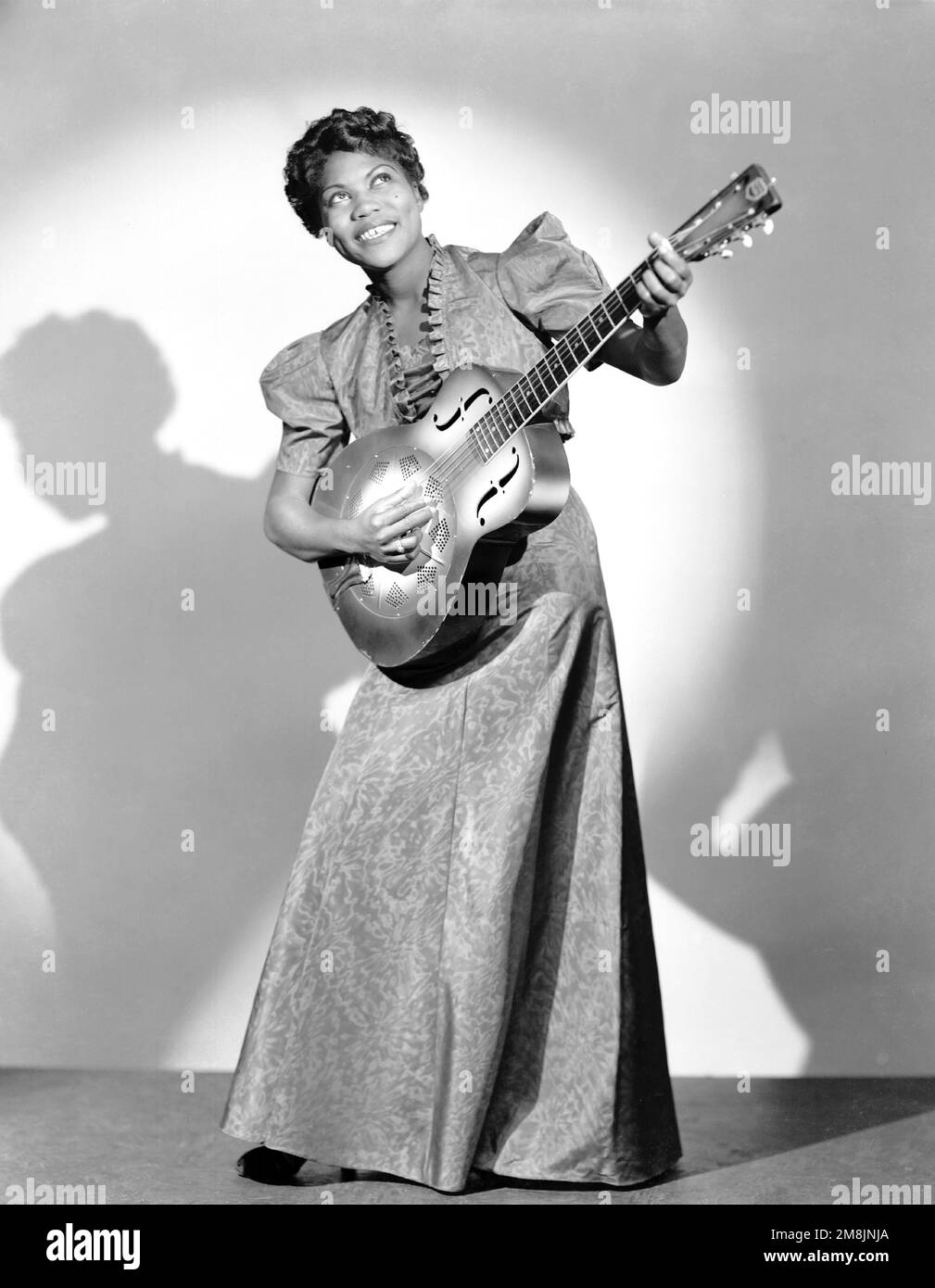 Rosetta Tharpe. Portrait de la chanteuse américaine de gospel, sœur Rosetta Tharpe (Rosetta Nubin, 1915-1973), photo de la pubité, 1938. Banque D'Images