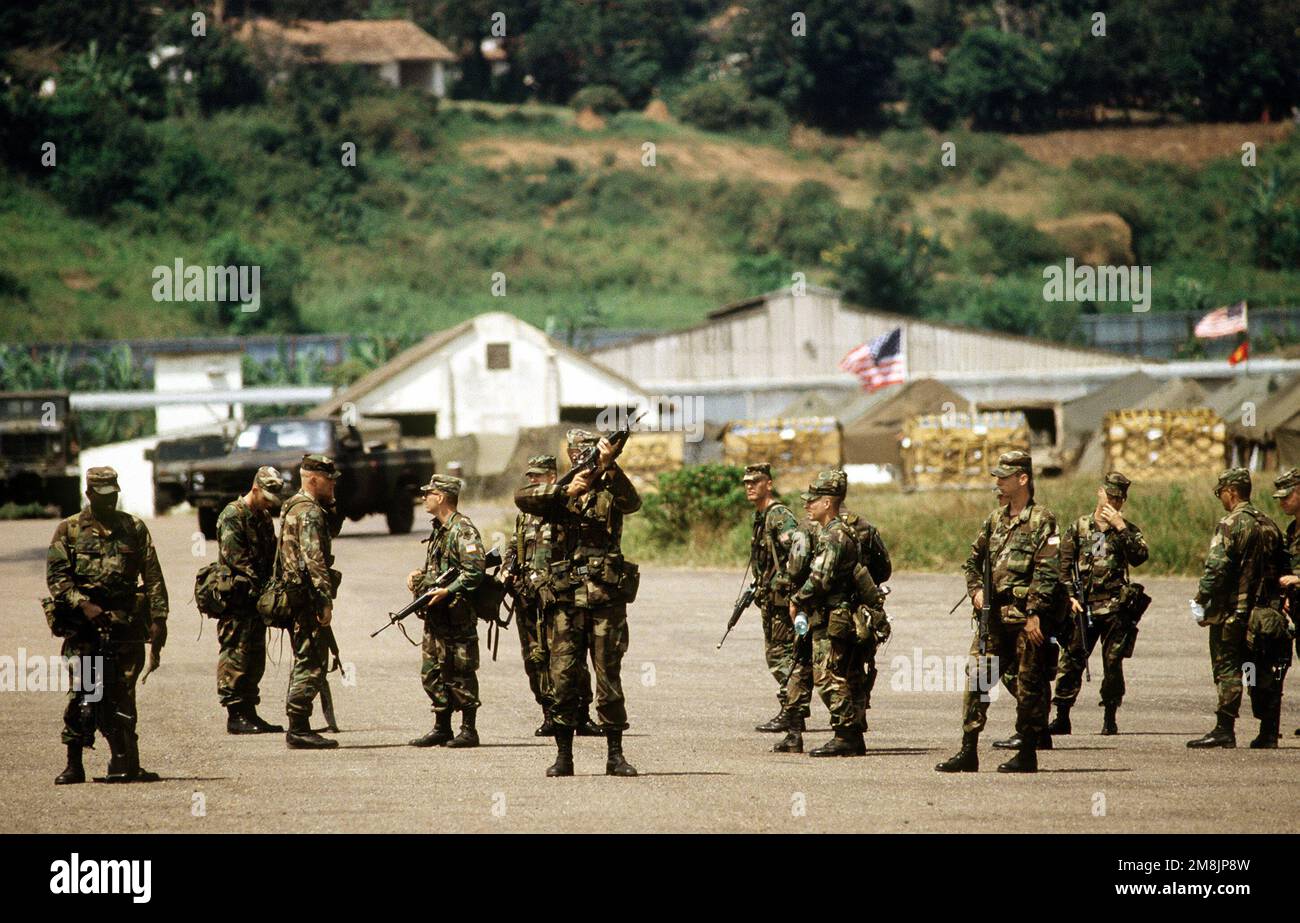 Un groupe d'États-Unis Les soldats de l'armée vérifient leurs armes et leurs engins sur la ligne de vol, à l'aéroport international d'Entebbe. Les soldats appuient l'aide humanitaire en faveur des réfugiés de la guerre civile rwandaise à Goma, Zaïre. Objet opération/série: BASE D'ESPOIR DE SOUTIEN: Entebbe pays: Ouganda (UGA) Banque D'Images