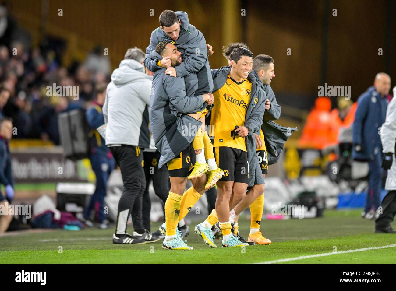 Équipe de loups célébrant leur victoire après le match de la Premier League Wolverhampton Wanderers vs West Ham United à Molineux, Wolverhampton, Royaume-Uni, 14th janvier 2023 (photo de Ben Roberts/News Images) Banque D'Images