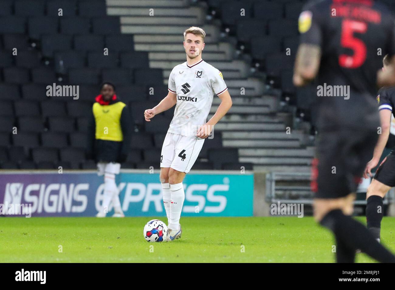 Milton Keynes met Jack Tucker à l'honneur lors de la deuxième moitié du match Sky Bet League 1 entre MK Dons et Lincoln City au stade MK, Milton Keynes, le samedi 14th janvier 2023. (Credit: John Cripps | MI News) Credit: MI News & Sport /Alay Live News Banque D'Images