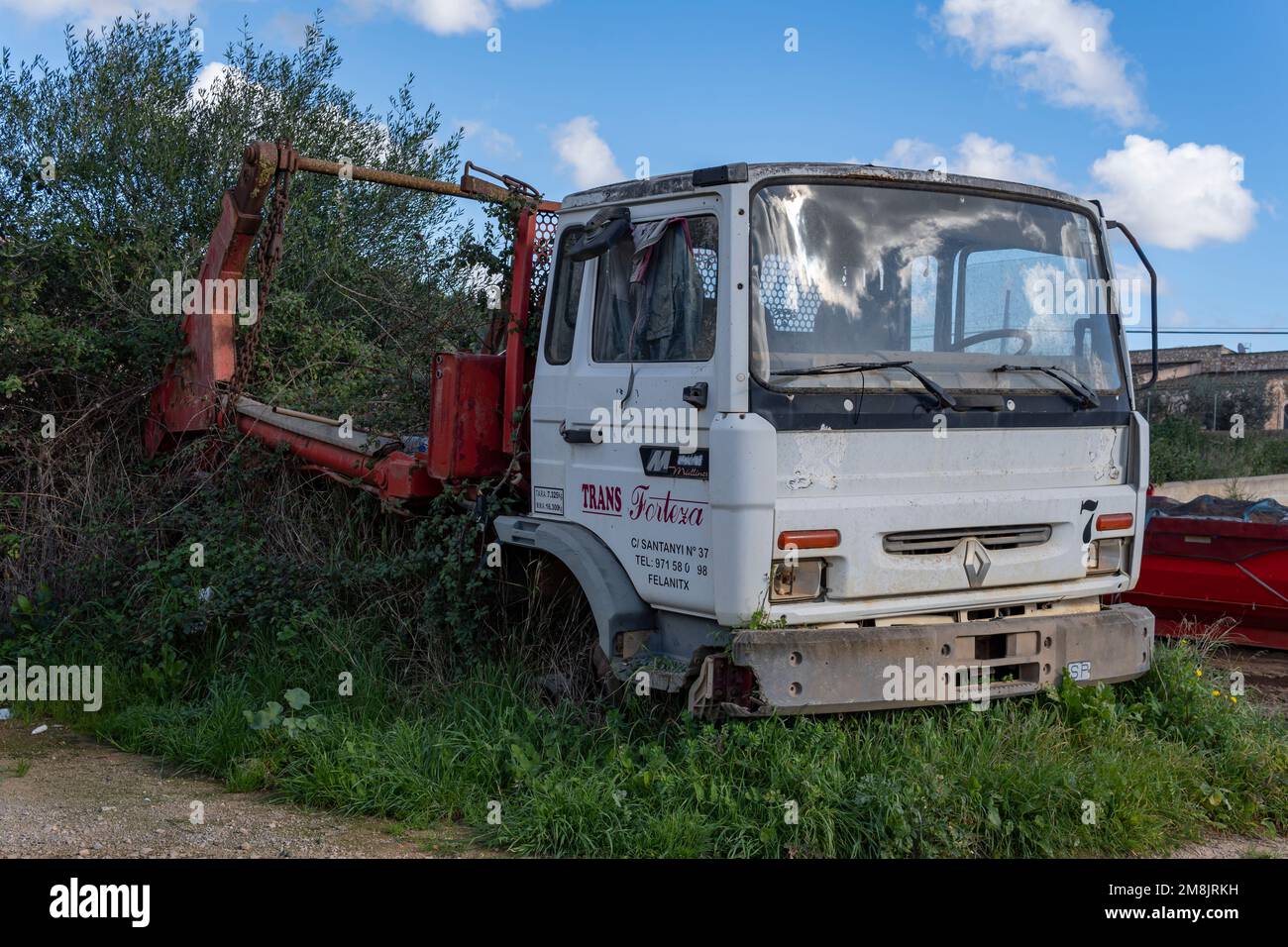 Felanitx, Espagne; janvier 05 2023: Camion de construction industrielle stationné dans un état d'abandon et de ruine sur l'île de Majorque, Espagne Banque D'Images