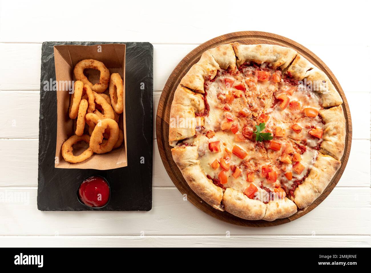 Pizza maison avec tomates et légumes. Livraison de nourriture à domicile. Sur fond blanc. Banque D'Images