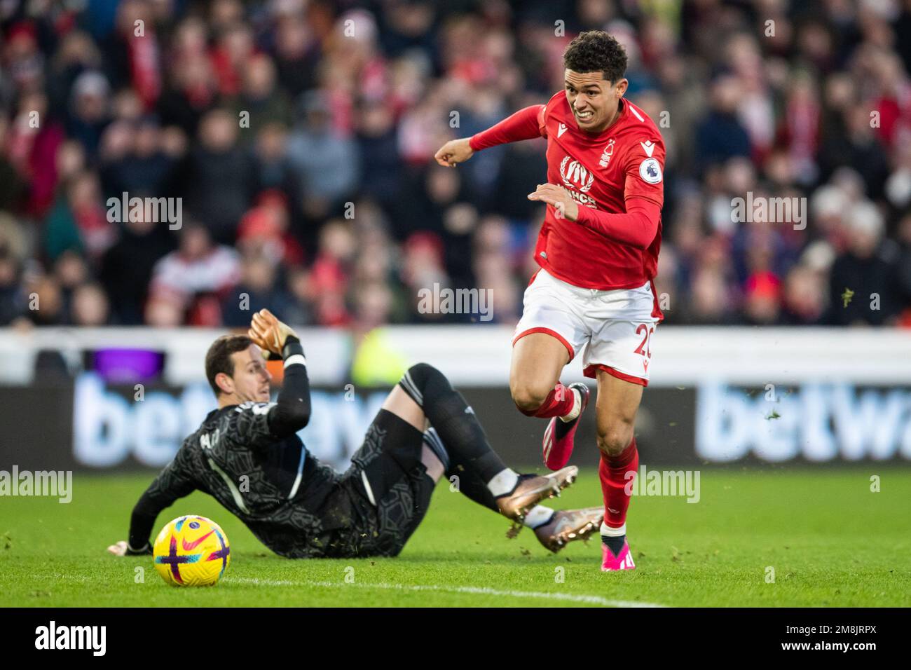 Brennan Johnson #20 de Nottingham Forest arrondit Danny Ward #1 de Leicester City en route vers le but pendant le match Premier League Nottingham Forest vs Leicester City at City Ground, Nottingham, Royaume-Uni, 14th janvier 2023 (photo de Ritchie Sumpter/News Images) Banque D'Images