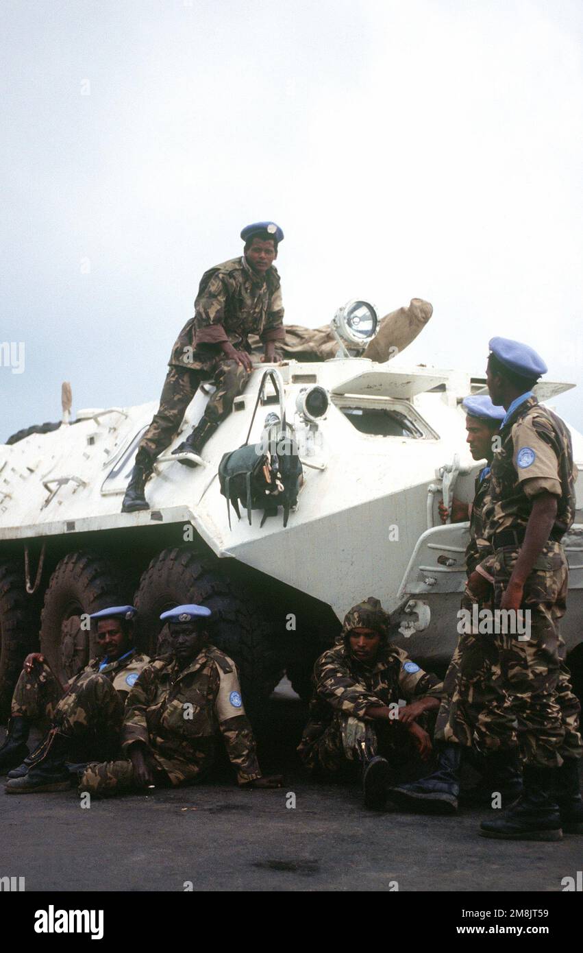 Des soldats éthiopiens faisant partie de la force de police des Nations Unies s'assoient sur et autour d'un véhicule blindé léger sur la rampe d'accès de l'aéroport international d'Addis-Abeba. Les hommes et l'équipement seront utilisés pour soutenir la force multinationale qui fait police les parties dans la guerre civile rwandaise. Sujet opération/série: BASE DE L'ESPOIR DE SOUTIEN: Addis-Abeba pays: Éthiopie (ETH) Banque D'Images