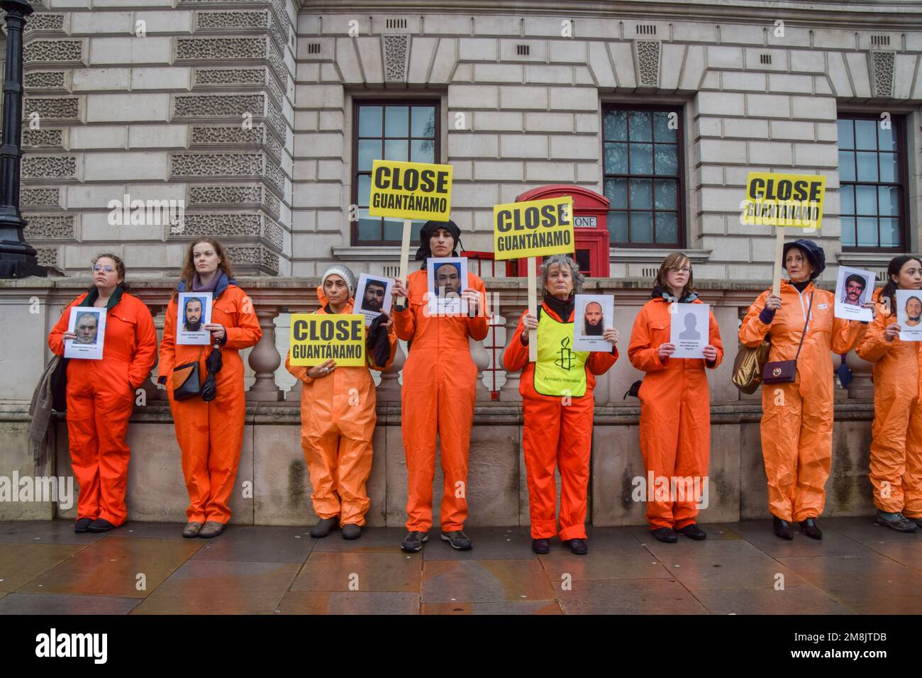 Londres, Royaume-Uni. 14th janvier 2023. Manifestants sur la place du Parlement. Les militants qui portaient des procès-emmêlés de prison orange ont défilé à Westminster en appelant à la fermeture du camp de détention de Guantanamo Bay. 11 janvier a marqué l'anniversaire de 21st depuis l'ouverture de la prison controversée. Credit: Vuk Valcic/Alamy Live News Banque D'Images