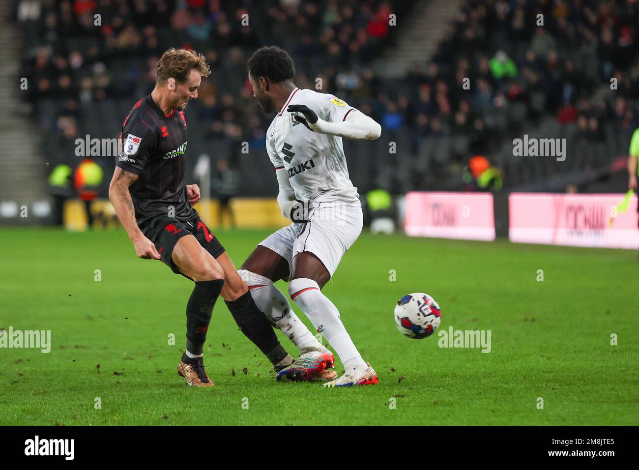 Les Dons de Milton Keynes Matthew Dennis est défié par Jack Diamond de Lincoln City lors de la deuxième moitié du match Sky Bet League 1 entre MK Dons et Lincoln City au stade MK, Milton Keynes, le samedi 14th janvier 2023. (Credit: John Cripps | MI News) Credit: MI News & Sport /Alay Live News Banque D'Images