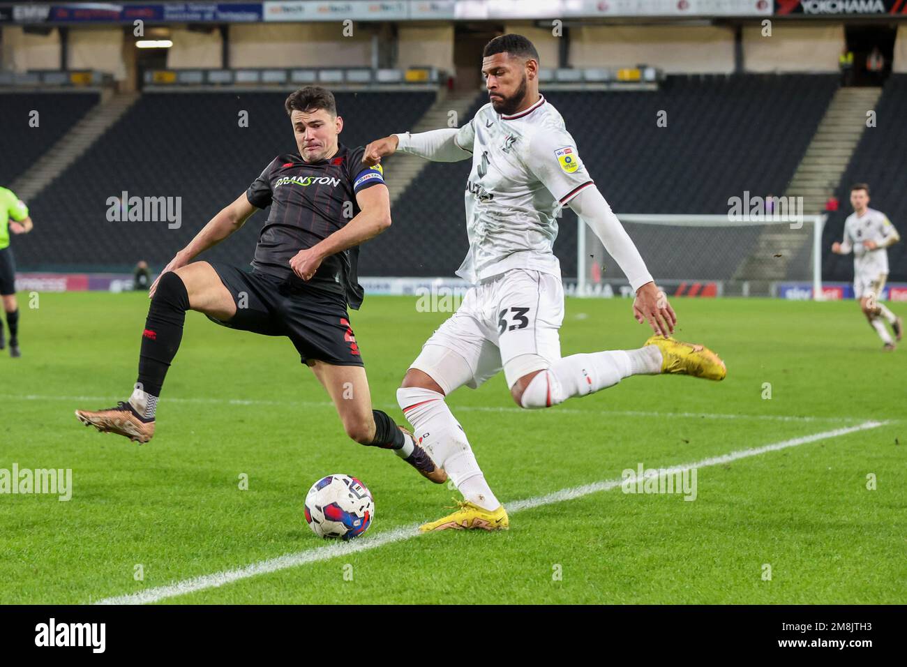 Milton Keynes Dons Zak Jules est défié par Regan Poole de Lincoln City lors de la deuxième moitié du match Sky Bet League 1 entre MK Dons et Lincoln City au stade MK, Milton Keynes, le samedi 14th janvier 2023. (Credit: John Cripps | MI News) Credit: MI News & Sport /Alay Live News Banque D'Images