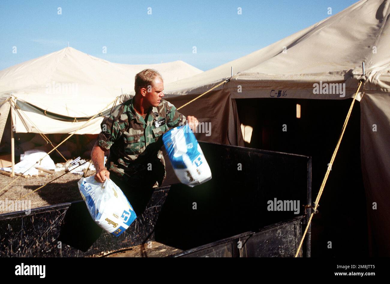 ÉTATS-UNIS SGT, PERSONNEL de la Force aérienne. Jay B. Delashmit avec l'escadron DE police DE sécurité 1st, Langley AFB, va livre des couches au nouveau Camp India, où les migrants cubains viennent d'arriver. Objet opération/série: SIGNAL MARITIME V base: Camp Inde État: Guantanamo Bay pays: Cuba (CUB) Banque D'Images