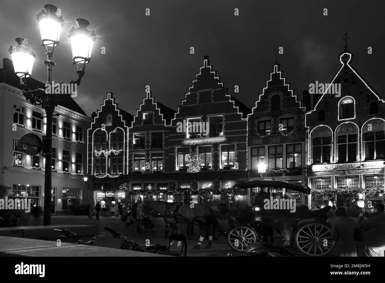 Décorations de Noël sur les bâtiments dans la ville de Bruges, Flandre occidentale, région flamande de Belgique. Banque D'Images