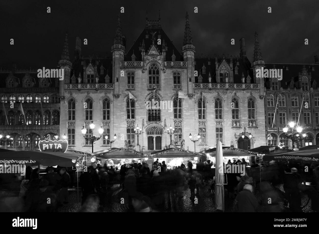 Les étals du marché de Noël, la ville de Bruges, Flandre occidentale, région flamande de Belgique. Banque D'Images