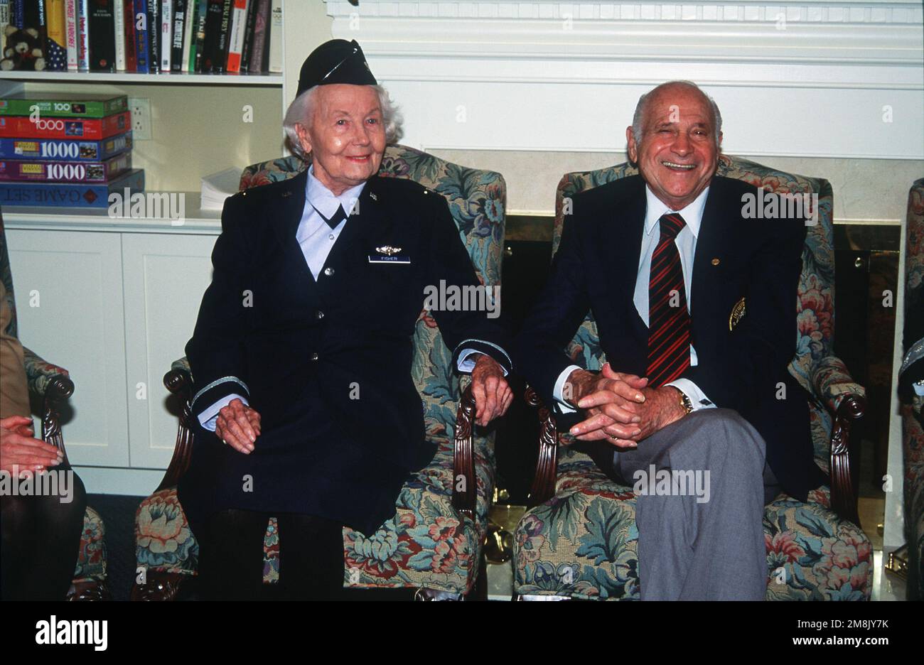 Elizabeth et Zachary Fisher sont assis dans le salon de la maison Fisher nouvellement construite pendant la conférence de presse et le dévouement de la maison Fisher. Mme Fisher est habillée et l'uniforme des colonels honoraires. La Maison Fisher est destinée aux militaires en phase terminale et à leurs personnes à charge. Base: Andrews Air Force base État: Maryland (MD) pays: États-Unis d'Amérique (USA) Banque D'Images