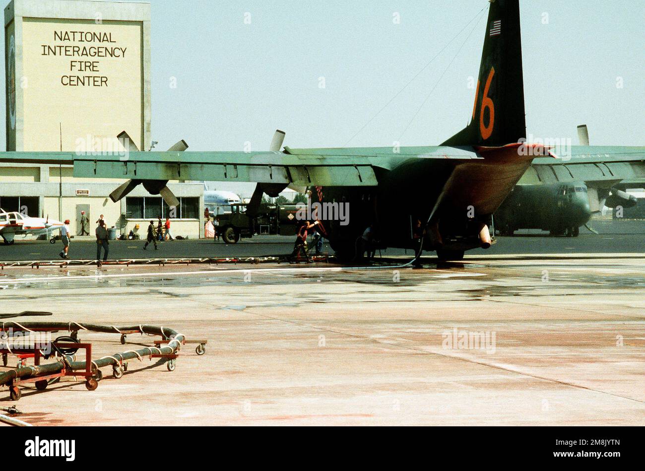 Les équipes de PIT ont prêt l'avion C-130 Hercules entrant pour la prochaine mission de tir au Centre interagences national des incendies (date exacte inconnue). Objet opération/série : WESTERN WILDFRES base : Boise État : Idaho (ID) pays : États-Unis d'Amérique (USA) Banque D'Images