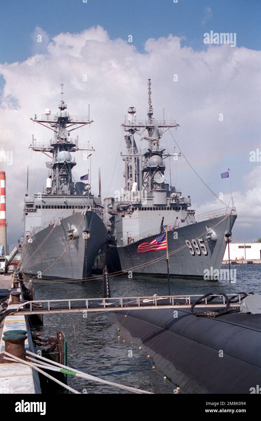 Une vue à tribord du destroyer USS COMTE DE GRASSE (DD-974) et du destroyer  guidé USS SCOTT (DDG-995) se fixa au bord de l'eau. La poupe du sous-marin  d'attaque nucléaire USS SAN