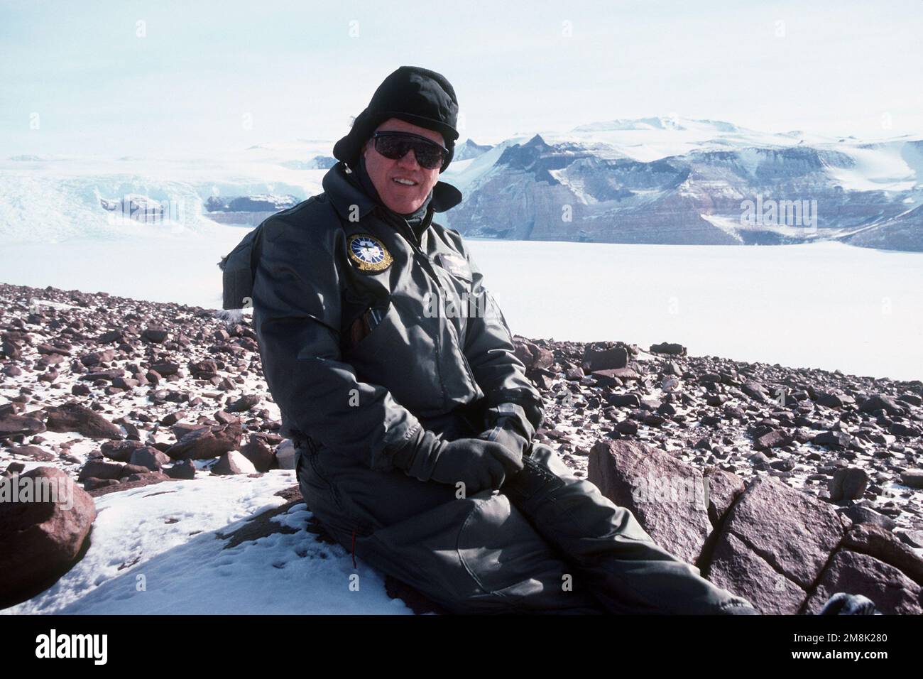 Tir franc du vice-amiral Robert J. Spane, commandant de la Naval Air Force, US Pacific Fleet, sur un site de recherche éloigné. Pays: Antarctique (ATA) Banque D'Images