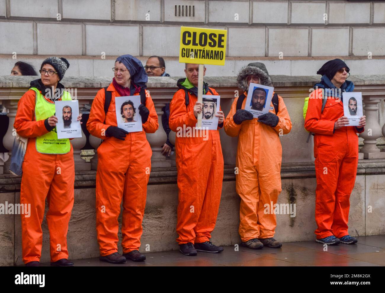 Londres, Angleterre, Royaume-Uni. 14th janvier 2023. Les manifestants tiennent des photos de prisonniers de Guantanamo sur la place du Parlement. Les militants qui portaient des procès-emmêlés de prison orange ont défilé à Westminster en appelant à la fermeture du camp de détention de Guantanamo Bay. 11 janvier a marqué l'anniversaire de 21st depuis l'ouverture de la prison controversée. (Credit image: © Vuk Valcic/ZUMA Press Wire) USAGE ÉDITORIAL SEULEMENT! Non destiné À un usage commercial ! Crédit : ZUMA Press, Inc./Alay Live News Banque D'Images