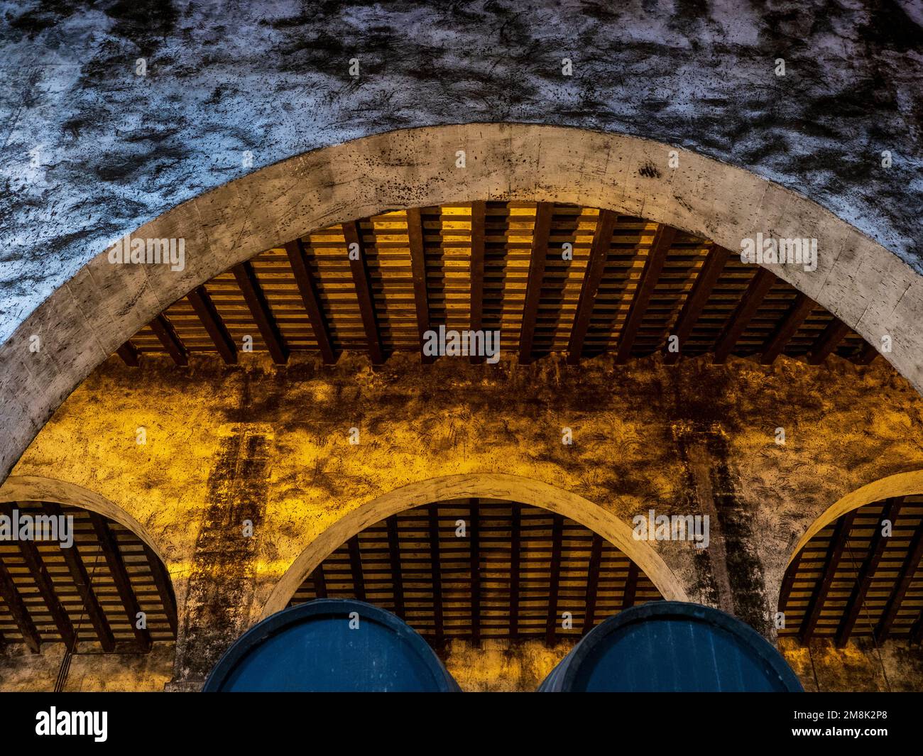 Fûts en bois dans la cave à vin de Puerto de Santa Maria. Banque D'Images