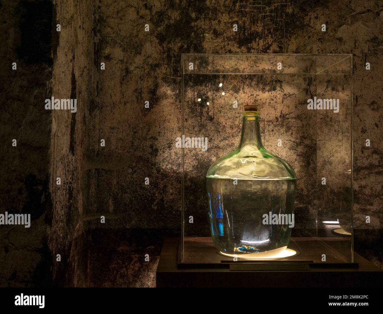 Grand récipient en verre avec eau-de-vie dans la bodega à Puerto de Santa Maria, Cadix, Espagne. Banque D'Images