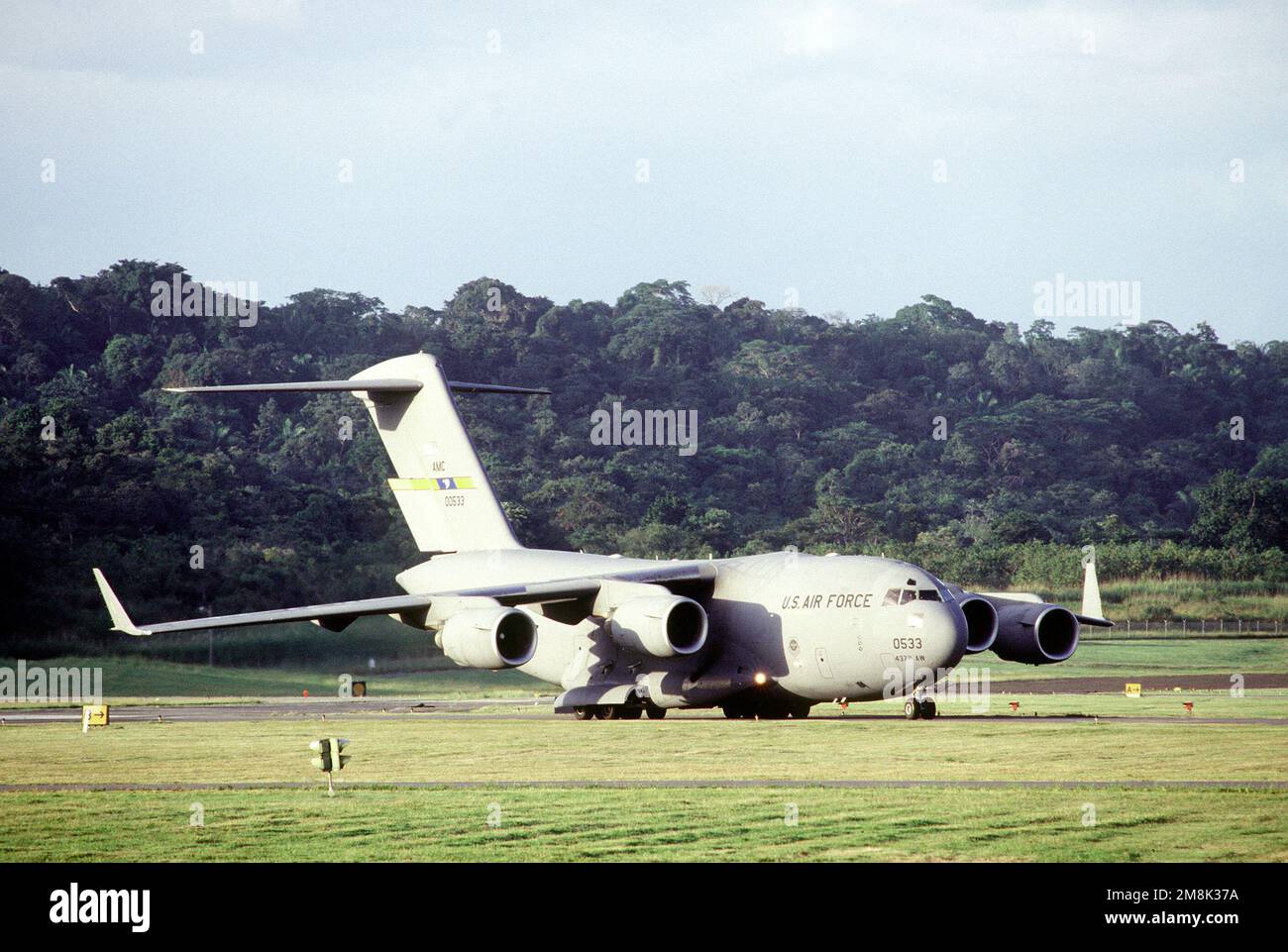 A 3/4 vue du côté droit d'un U.S. Air Force C-17 Globemaster III, attaché à l'aile de transport aérien de 437th, Charleston AFB, S.C., comme il atterrit et taxi à Howard AFB. Le Globemaster apporte des matériaux et du personnel pendant l'opération Safe Haven. Objet opération/série : BASE SAFE HAVEN : base aérienne de Howard pays : Panama (PAN) Banque D'Images