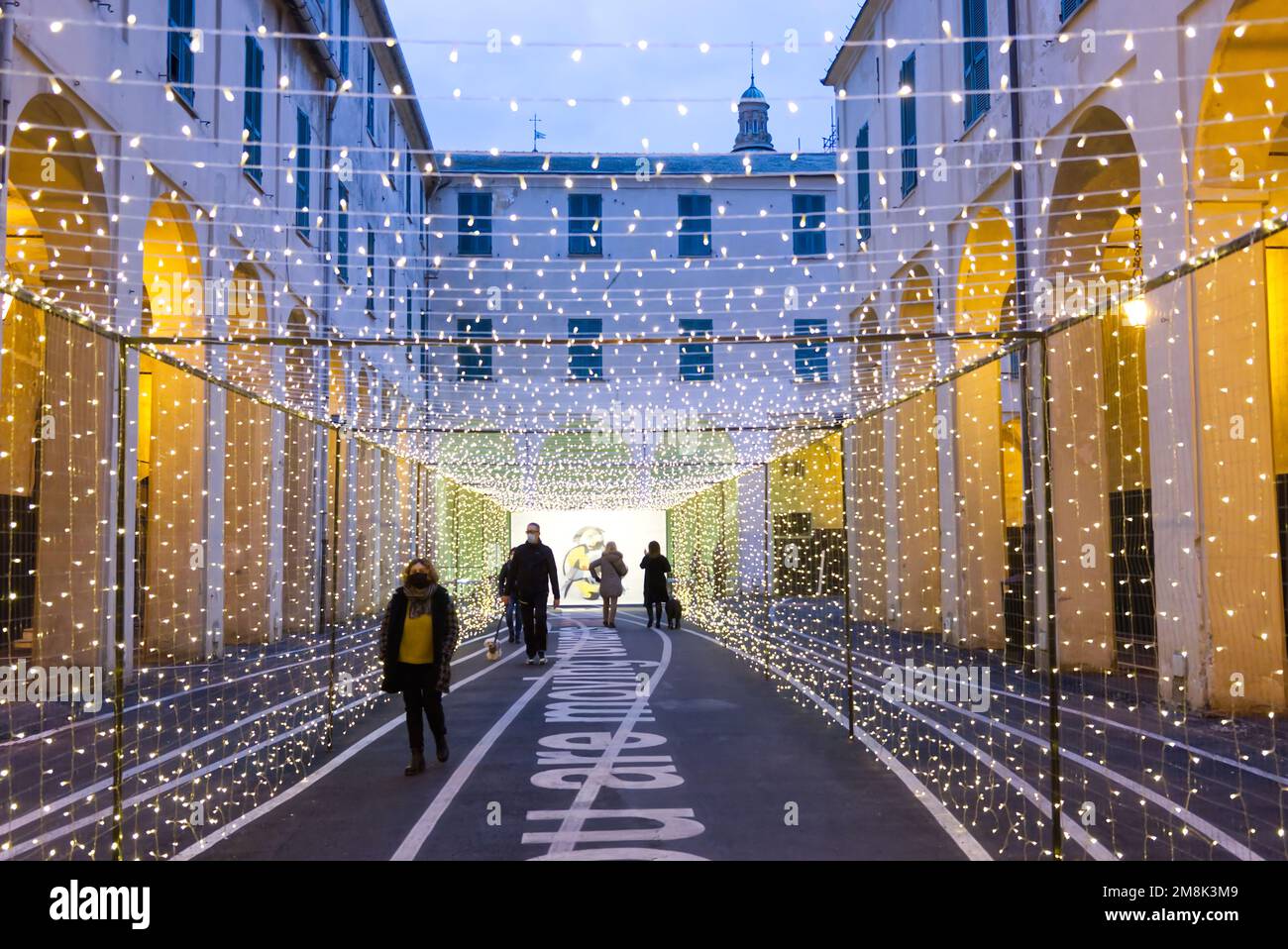 Savona, Italie - 2jan2023: Marcher sous les arcades illuminées avec une galerie de lumières Banque D'Images