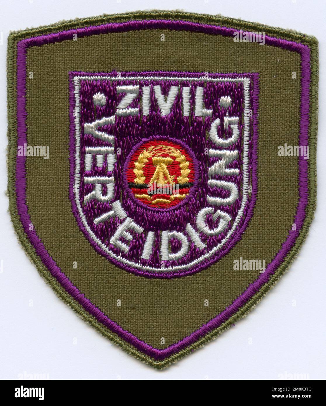 Europa, Deutschland , DDR , Aufnäher für Mitglieder der Zivilverteidigung , wurde auf der Kleidung getragen , Rechte werden nicht vertreten . / Europe, Allemagne , RDA , enblem textile du mouvement de masse de défense civile , symbole que vous avez vu sur les vêtements , il n'y a pas de droits . Banque D'Images