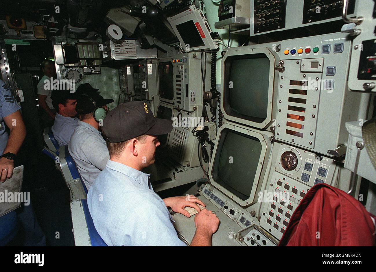 Quatre techniciens de sonar sont exposés à leurs stations sur le système de sonar actif-passif BBQ-5C pour repérer des objets à l'extérieur du sous-marin d'attaque nucléaire USS LOUISVILLE (SSN-724) pendant les manœuvres. Le LOUISVILLE est affecté au Groupe sous-marin cinq (SubGru5) qui a été domiciliaire à San Diego. Base : USS Louisville @@(SSN 724) pays : Océan Pacifique (POC) Banque D'Images