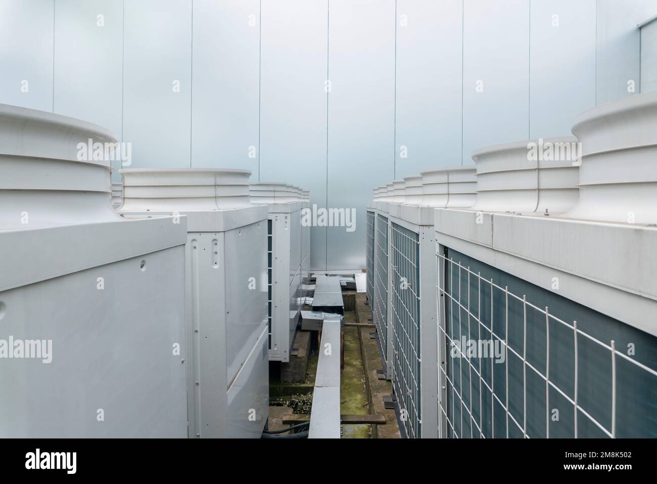 Vue rapprochée d'un grand nombre de climatiseurs centraux modernes à l'extérieur du bâtiment Banque D'Images