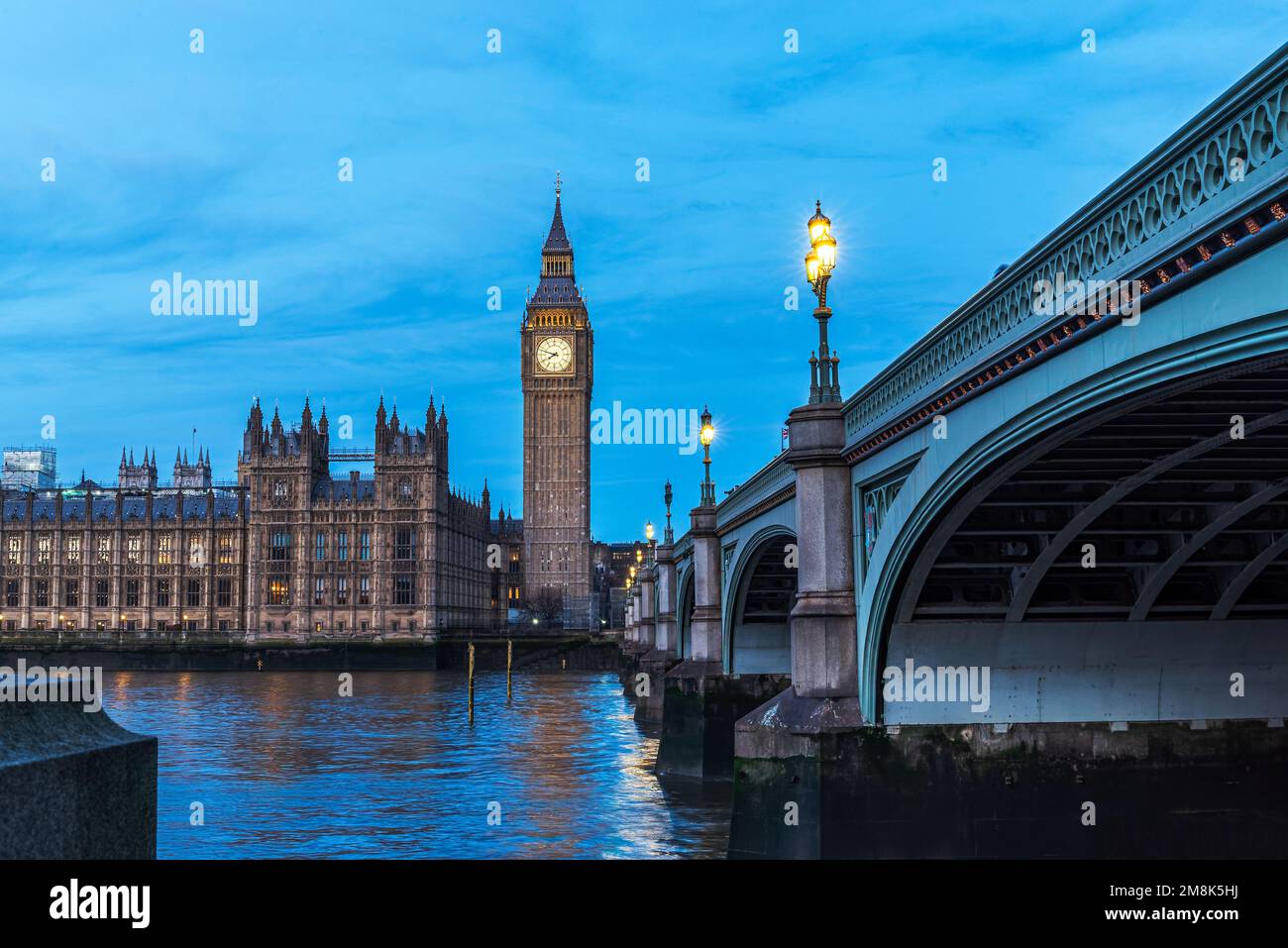 Vue sur la célèbre Big Ben Tower et le Parlement de Westminster sur la rive de la Tamise à Londres, en Angleterre Banque D'Images