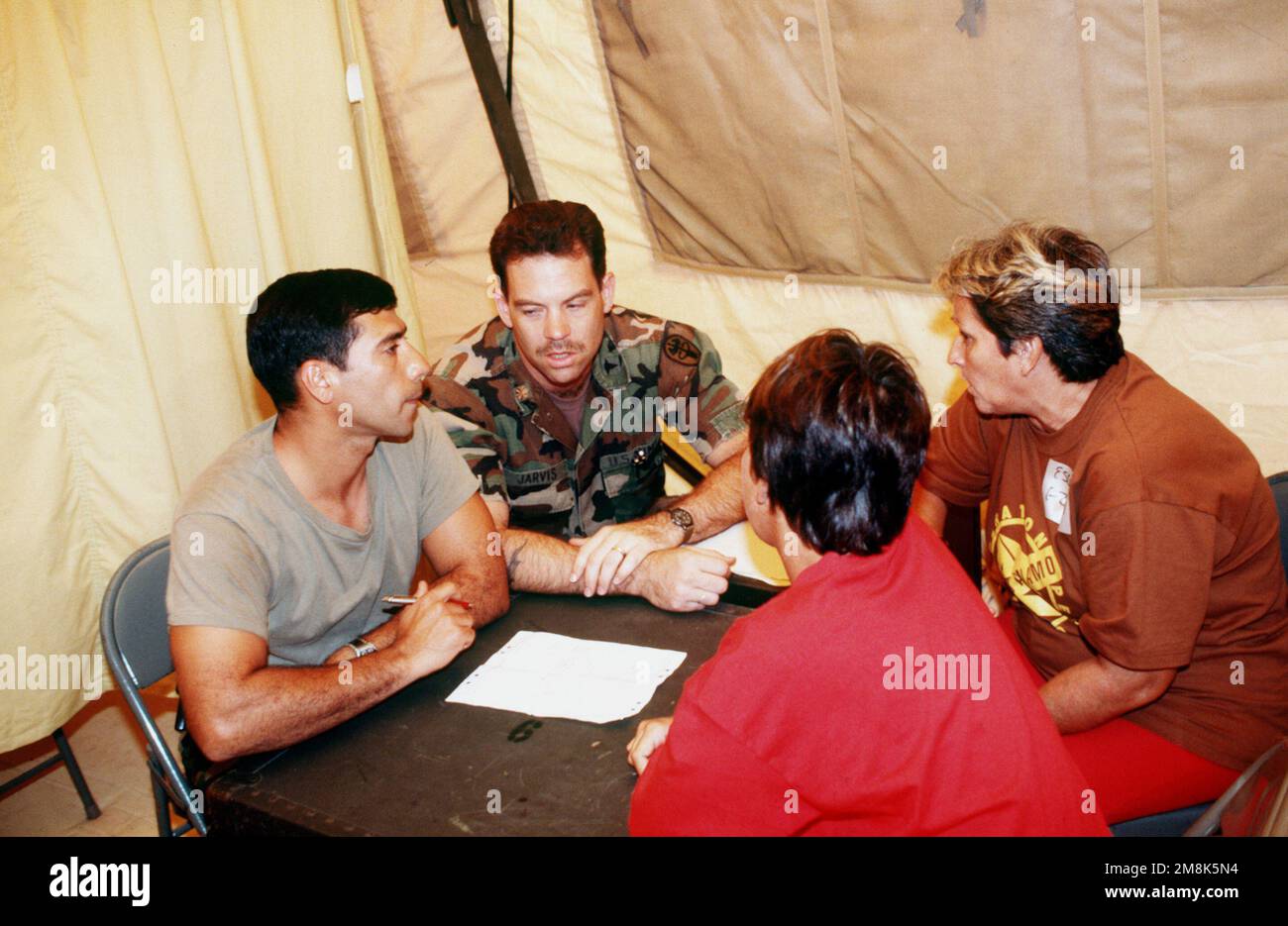 Les migrants de la clinique de santé mentale de l'hôpital transportable aérien 6th sont interrogés par des médecins pour voir quel traitement ils pourraient avoir besoin le 18 janvier 1995. La plupart sont traités par des conseils, certains par des médicaments, et les cas graves sont gardés dans un centre de détention situé dans l'ancienne base navale, pour les empêcher de se blesser et d'autres. Objet opération/série: SIGNAL DE MER base V: Guantanamo Bay pays: Cuba (CUB) Banque D'Images