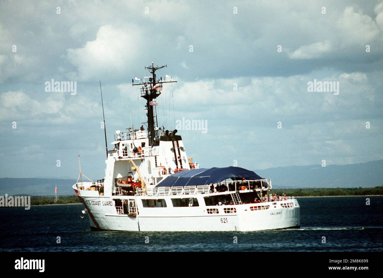 États-Unis Le Cutter de la Garde côtière Valiant part avec des rapatriés haïtiens volontaires. Objet opération/série: SIGNAL DE MER base V: Guantanamo Bay pays: Cuba (CUB) Banque D'Images