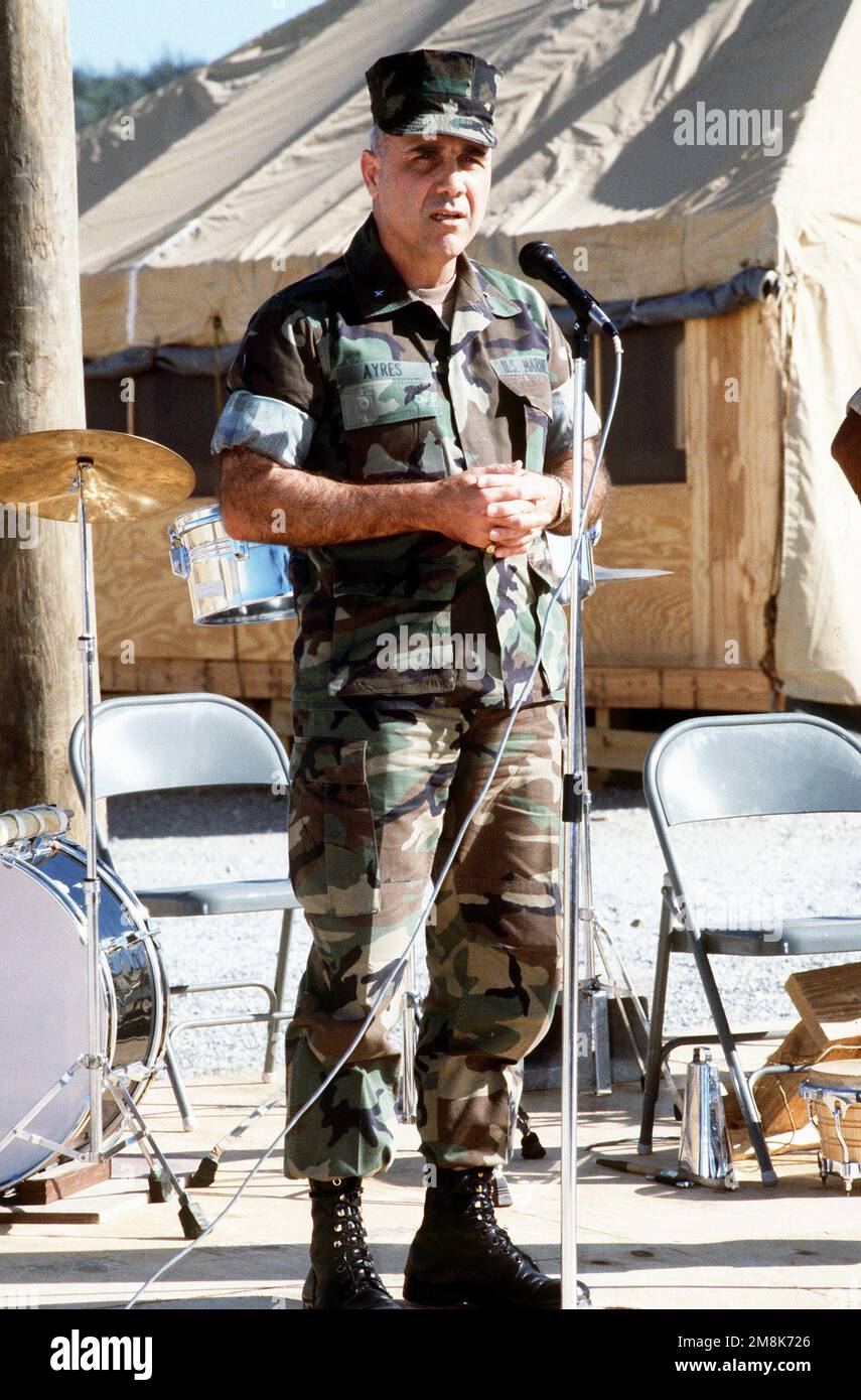 Brig. GÉN. Raymond P. Ayers, Marine corps des États-Unis, commente l'inauguration des nouveaux bâtiments scolaires. L'école a été construite par le personnel de la Force opérationnelle interarmées 160 avec l'aide des migrants cubains. Les élèves migrants pourront étudier une variété de sujets, y compris l'anglais comme langue seconde. Objet opération/série: BASE DE SIGNAL MARITIME: Guantanamo Bay pays: Cuba (CUB) Banque D'Images