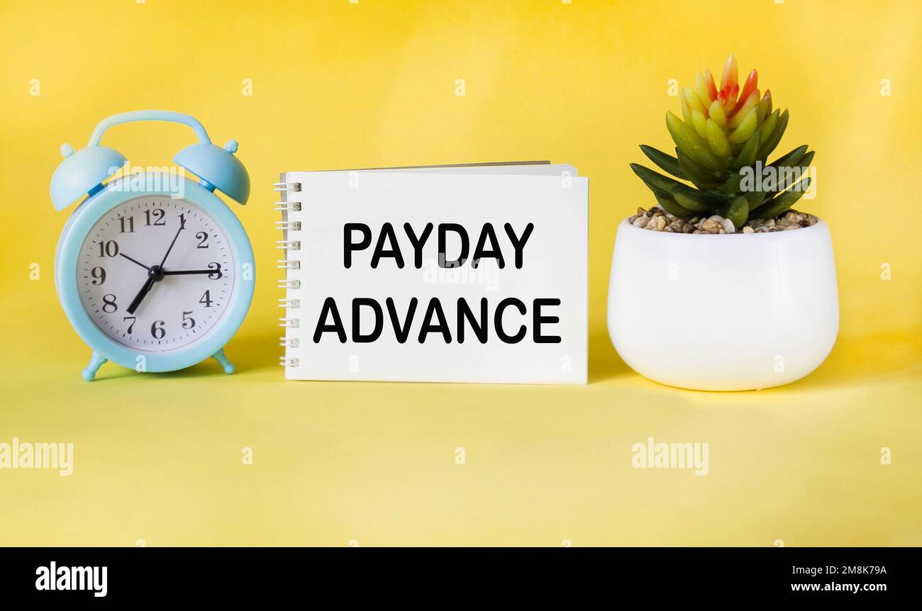 Texte AVANCE SUR SALAIRE sur bloc-notes avec horloge et cactus sur fond jaune Banque D'Images