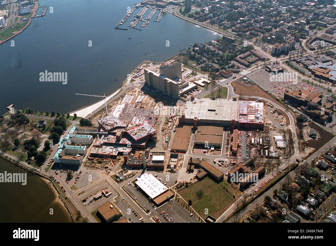 Vue aérienne du complexe de l'hôpital naval de Portsmouth. En bas à droite se trouve l'ancien hôpital original maintenant utilisé pour la pédiatrie. À droite, il y a la nouvelle construction de l'expansion massive de l'hôpital et plus à droite, le nouveau garage de stationnement. Sur le point ci-dessus, c'est le nouvel hôpital actuel. La ville de Norfolk est juste visible à l'angle supérieur gauche de l'autre côté de la rivière Elizabeth. Base: Portsmouth État: Virginie (va) pays: Etats-Unis d'Amérique (USA) Banque D'Images