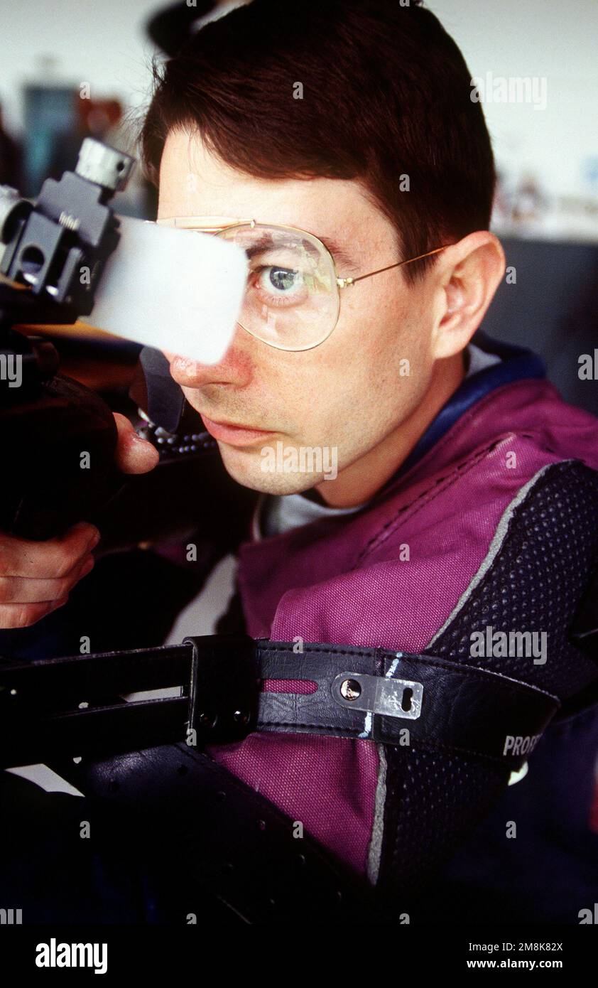 MAJ DE l'armée AMÉRICAINE. Steve Goff se tourne vers le bas du canon de son fusil lors d'une séance d'entraînement pour le concours de tir des Jeux panaméricains en fusil standard au complexe Tiro Federal Argentina. MAJ. Goff a remporté une médaille d'or en tant que membre de l'équipe du fusil STANDARD 3X40 300m et une médaille d'argent pour le fusil libre 3X40 300m. Il a également placé troisième dans le fusil standard individuel 300m 3X40, mais en raison des règles des Jeux panaméricains, la médaille de bronze a été à la quatrième place de finition. Base: Buenos Aires pays: Argentine (ARG) Banque D'Images