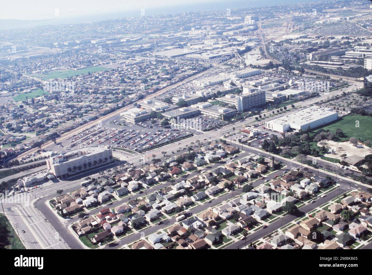 Vue aérienne de la base depuis le nord-est. Base : Los Angeles Air Force base État : Californie (CA) pays : États-Unis d'Amérique (USA) Banque D'Images