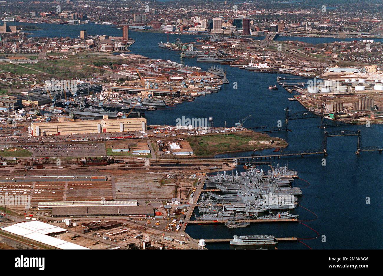 Vue aérienne du chantier naval de Norfolk situé sur la rivière Elizabeth. En bas à droite se trouve l'annexe de la porte sud où sont entreposés les navires de la flotte de mothball. Au centre à gauche se trouve le chantier naval principal. Le Norfolk Shipbuilding & Drydock Company (NORSHIPCO) se trouve à droite de la rivière. La ville de Norfolk est en arrière-plan. Base: Portsmouth État: Virginie (va) pays: Etats-Unis d'Amérique (USA) Banque D'Images