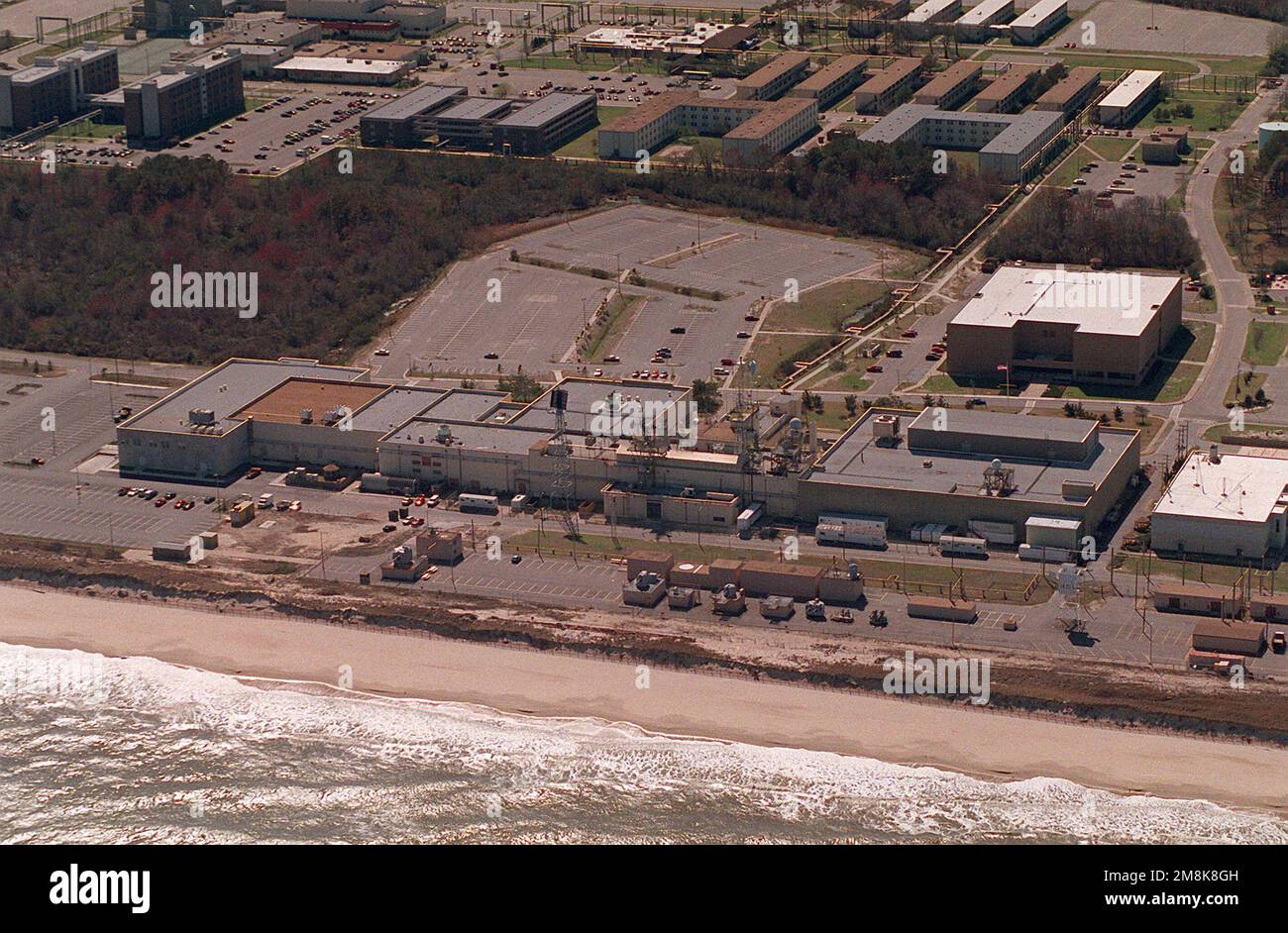 Vue aérienne du bâtiment d'essai du Naval surface Warfare Center sur la base navale de Dam Neck. Notez les différents types de supports de canon au bord de l'eau et les radars de contrôle d'incendie associés au sommet du bâtiment. Base: Base navale, Dam Neck État: Virginie (va) pays: Etats-Unis d'Amérique (USA) Banque D'Images