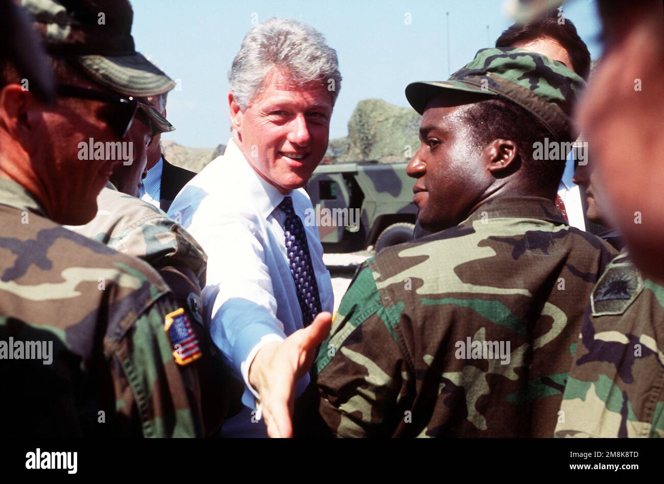 Le président William Jefferson Clinton rencontre les troupes de la division d'infanterie (lumière) de 25th au camp de base du guerrier à Port-au-Prince. Le Président Clinton s'est rendu en Haïti pour s'adresser aux troupes de la Force opérationnelle interarmées et y rencontrer les membres et assister à la cérémonie de transition des Nations Unies. Objet opération/série: DÉFENDRE LA DÉMOCRATIE base: Port-au-Prince pays: Haïti (HTI) Banque D'Images