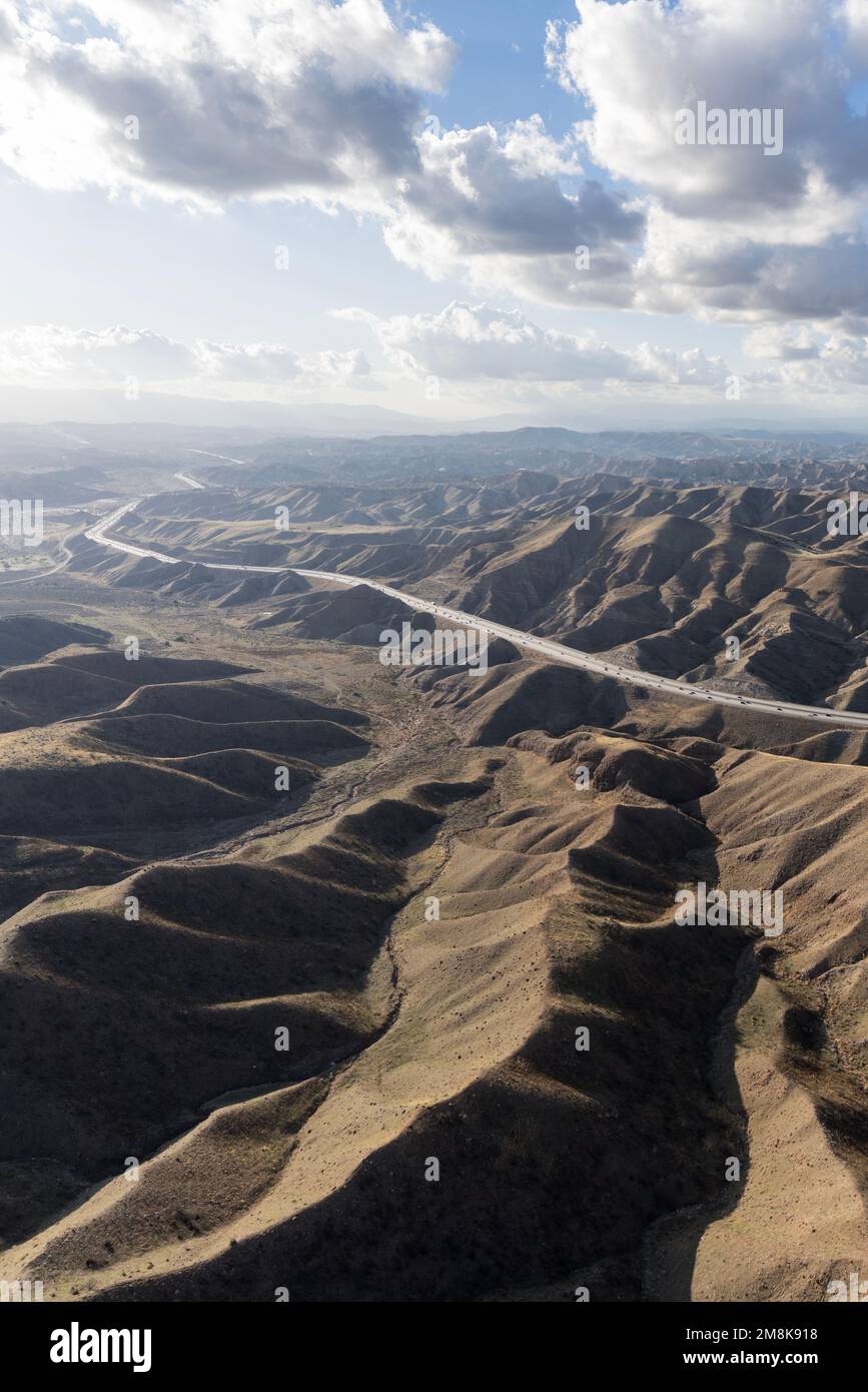 Vue verticale aérienne de l'autoroute 14 près de Santa Clarita et Los Angeles Californie. Banque D'Images