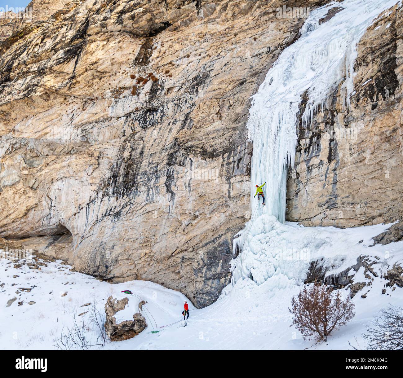 Elijah Weber monte sur la glace Boy Scout a évalué WI 4-5 dans les montagnes Ruby Banque D'Images
