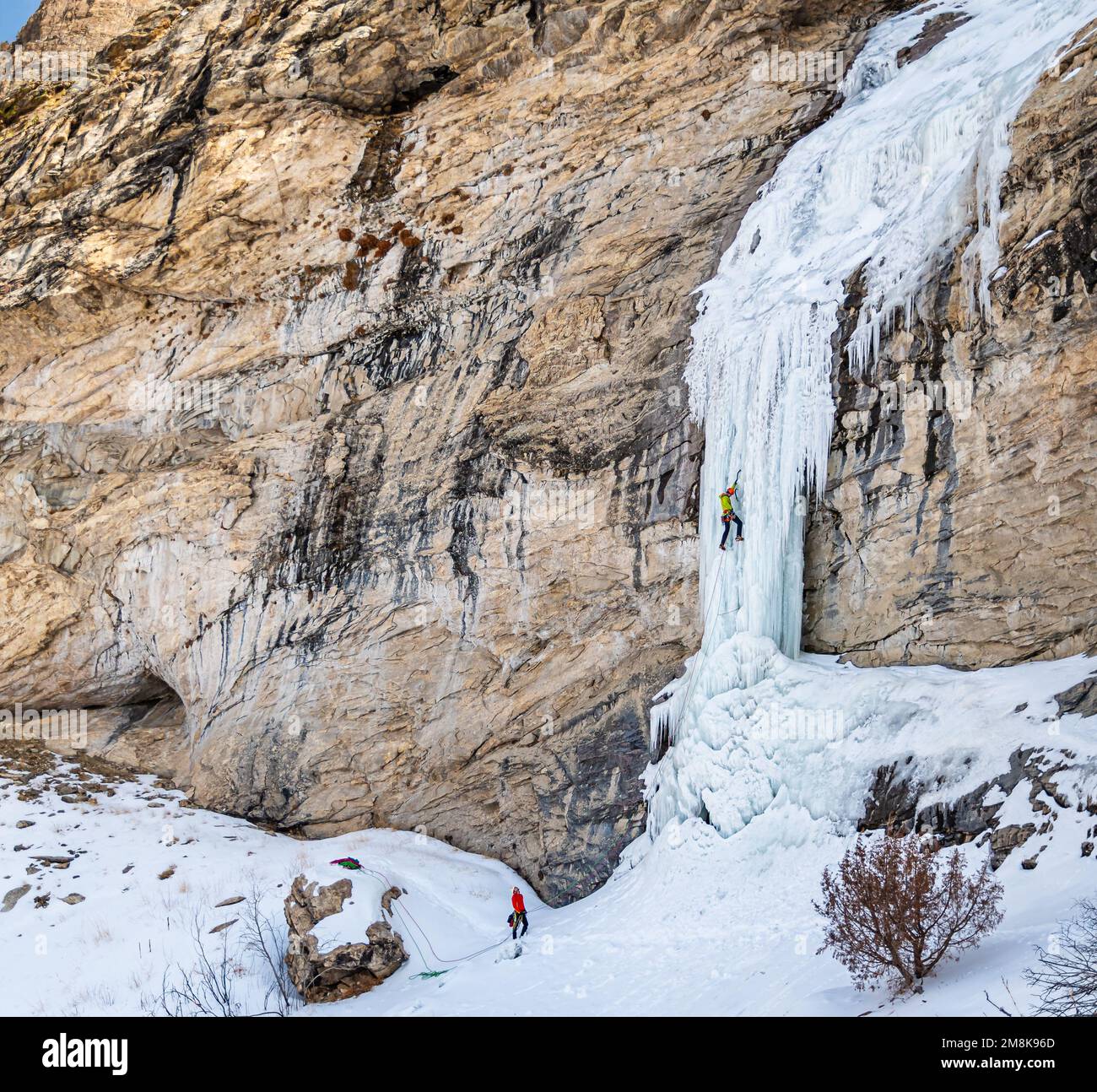 Elijah Weber monte sur la glace Boy Scout a évalué WI 4-5 dans les montagnes Ruby Banque D'Images