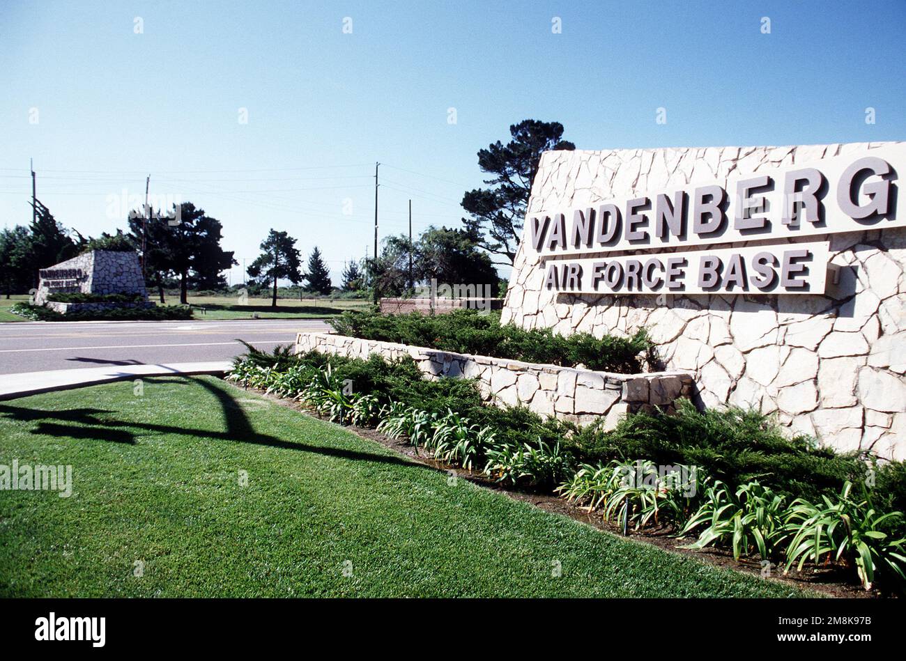 Vue rapprochée de l'un des murs de roche affichant le panneau de base à l'entrée de la porte principale. Le même type de panneau de base sur le côté gauche de la rue peut être vu dans l'arrière-plan. Base: Vandenberg Air Force base État: Californie (CA) pays: États-Unis d'Amérique (USA) Banque D'Images