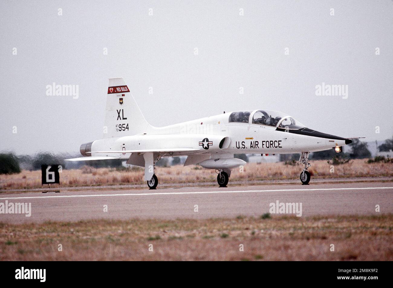 Un T-38 talon du 87th Flying Training Squadron, Laughlin AFB Del Rio, Texas, descend sur la piste après l'atterrissage au Roswell Industrial Air Centre. Objet opération/série: ROVING SANDS 95 base: Roswell État: Nouveau Mexique (NM) pays: États-Unis d'Amérique (USA) Banque D'Images